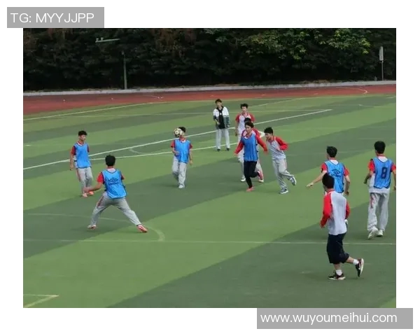 校园足球赛激情四溢学子们在绿茵场上挥洒汗水展现青春风采